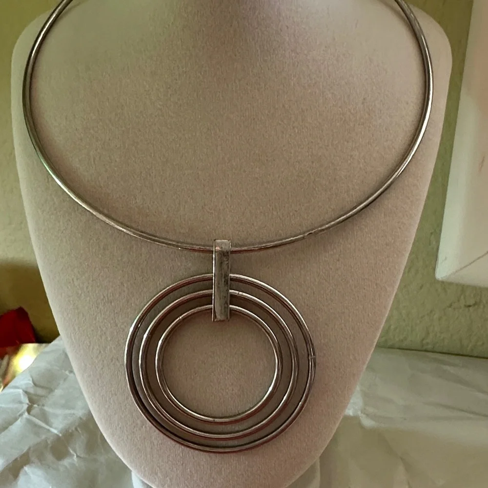 Chic Silver Triple Circle Necklace - Picture 3 of 4